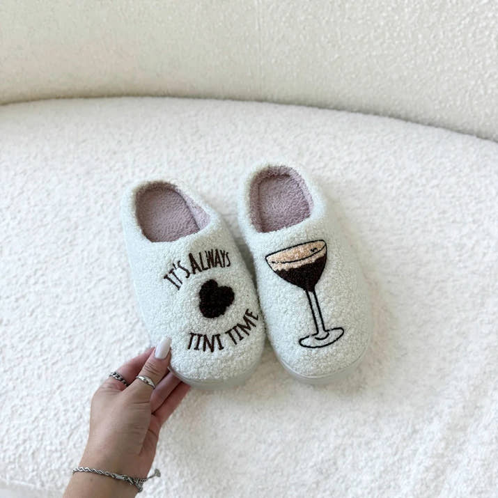 Pantofole da donna invernali, soffici e comode, con cuori e funghi decorativi.