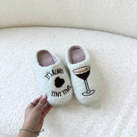 Pantofole da donna invernali, soffici e comode, con cuori e funghi decorativi.